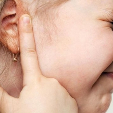 Острая инфекция верхних дыхательных путей. Чем она опасна для детских ушей и как этого избежать?