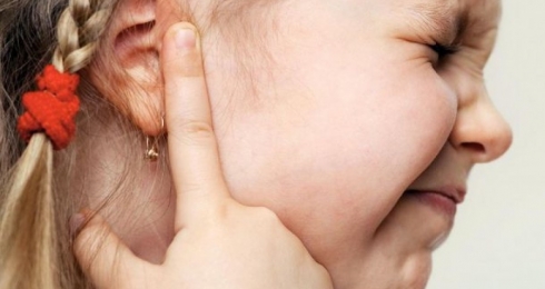 Гостра інфекція верхніх дихальних шляхів. Чим вона небезпечна для дитячих вух та як цього запобігти?